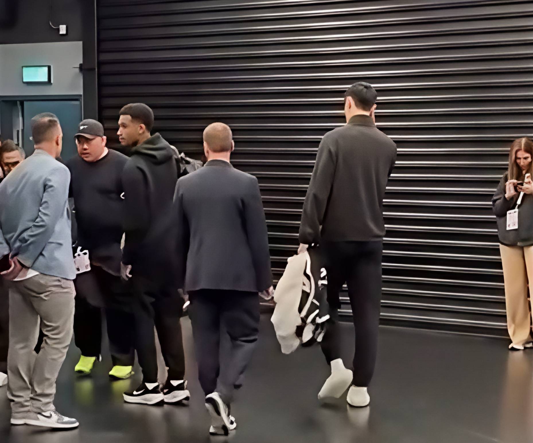 菲尼克斯太阳迎意甲关键赛，今夜完成体检，质疑声仍在，身体对抗强度拉满