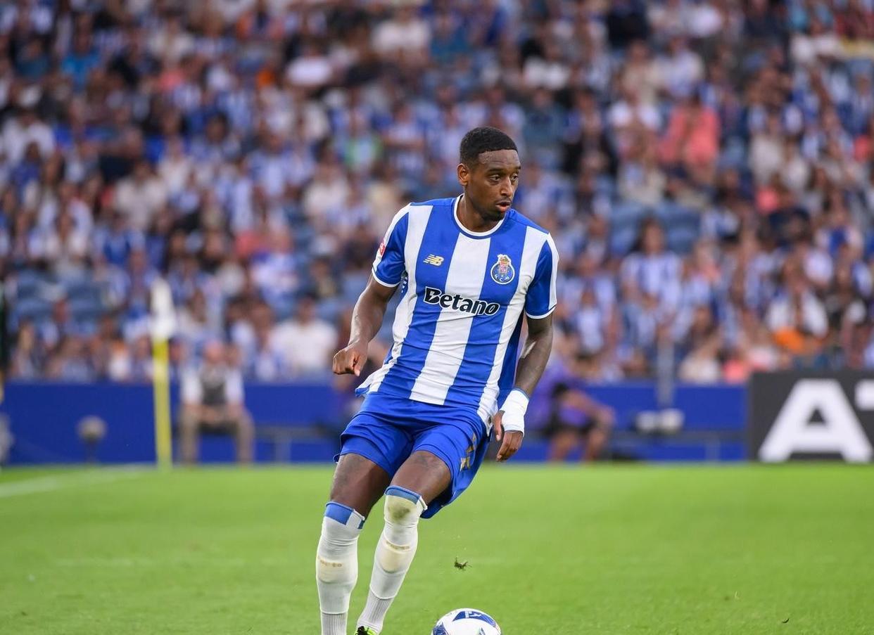 关于转会期葡超焦点战；上海海港单刀错失；媒体盛赞；赛季目标并未改变的信息